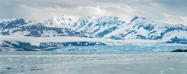 A geleira hubbard perto de valdez no alasca em dia nublado