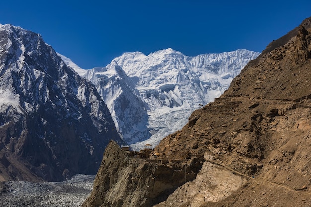 Foto a geleira passu está situada no lado sul da vila de passu, no norte do paquistão.