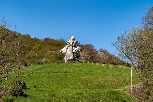 A grande escultura de guerra patriótica e seus arredores em Dilijan Armênia