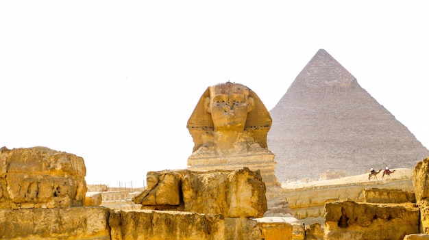 A grande esfinge do Cairo e ao fundo as pirâmides do Cairo