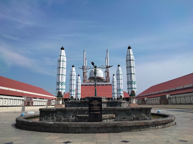 A grande mesquita do centro de Java da Indonésia