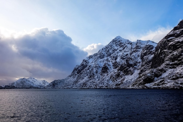 A grande montanha em Stamsund nas Ilhas Lofoten