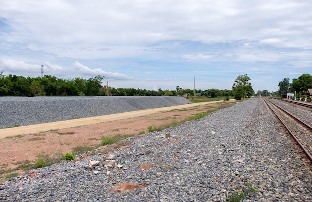 Foto a grande pilha de pedra para construção do projeto de via dupla perto da estação ferroviária local, vista frontal com o espaço da cópia.