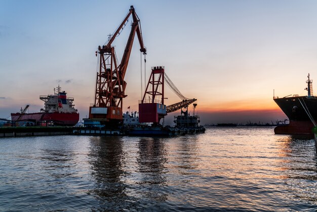 A grua no terminal portuário, visão noturna