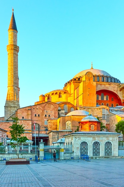 A hagia sophia (ayasofya) em istambul à noite. turquia