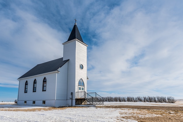 Foto a histórica e abandonada igreja luterana da trindade em st. boswells, sk