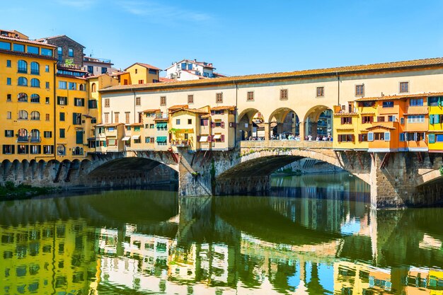 A histórica e famosa ponte vecchio em florença, itália