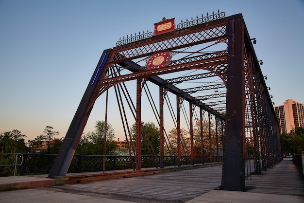 A histórica Ponte SteelTruss iluminada no crepúsculo de Fort Wayne, Indiana
