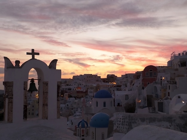 A, igreja, campanário, contra, cor pastel, noite, céu, em, oia, vila, santorini, ilha, grécia