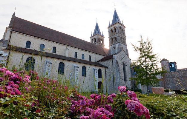 A Igreja Colegiada de NotreDame foi fundada entre 1016 e 1031 por Roberto II da França em Melun França