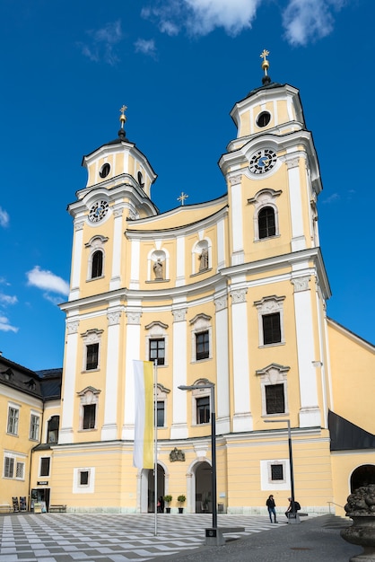 A igreja colegiada de são miguel em mondsee