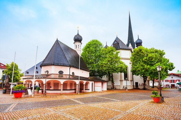 Foto a igreja da assunção ou maria himmelfahrt kirche é a igreja paroquial católica romana na cidade de prien am chiemsee, na baviera, na alemanha