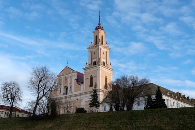 A Igreja da Descoberta da Santa Cruz, uma igreja católica ativa e o Mosteiro Bernardino em um dia ensolarado Grodno Bielorrússia