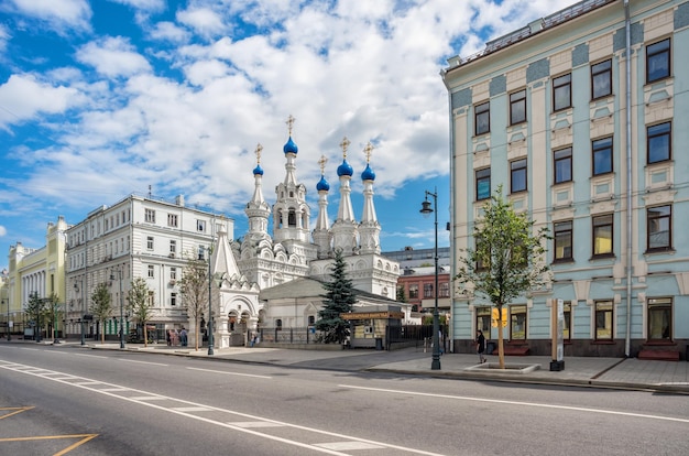 A Igreja da Natividade da Virgem na rua Malaya Dmitrovka em Moscou