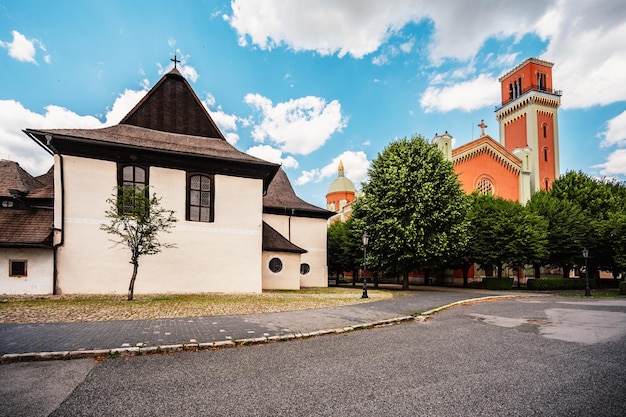 A igreja da santíssima trindade ou a igreja articular de madeira em kezmarok e a torre luterana kezmarok é uma cidade na região de spis, no leste da eslováquia, unesco