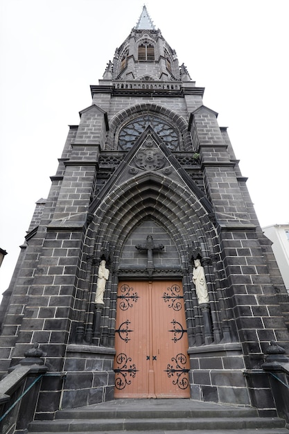 A igreja de SaintEutrope construída em sua forma atual entre 1858 e 1862 Clermont Ferrand França