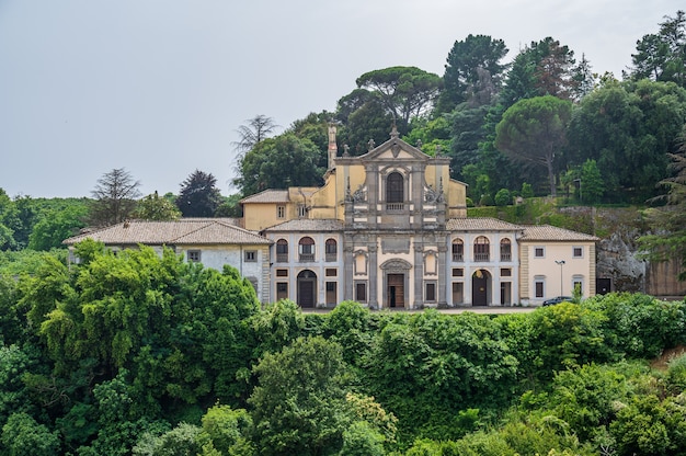 A igreja de Santa Teresa na aldeia de Caprarola, Tuscia, Lazio, Itália