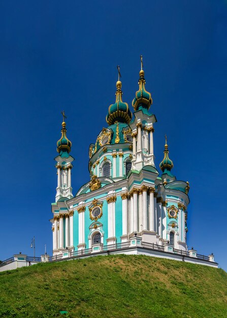 A igreja de santo andré e a descida de andriyivskyy em kiev, ucrânia, em um dia ensolarado de verão