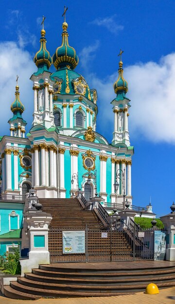 Foto a igreja de são andré e a descida de andriyivsky em kiev, ucrânia, em um dia de verão ensolarado