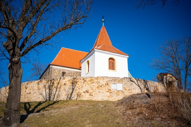 A igreja de são bartolomeu é o monumento preservado mais antigo da república tcheca de mochov