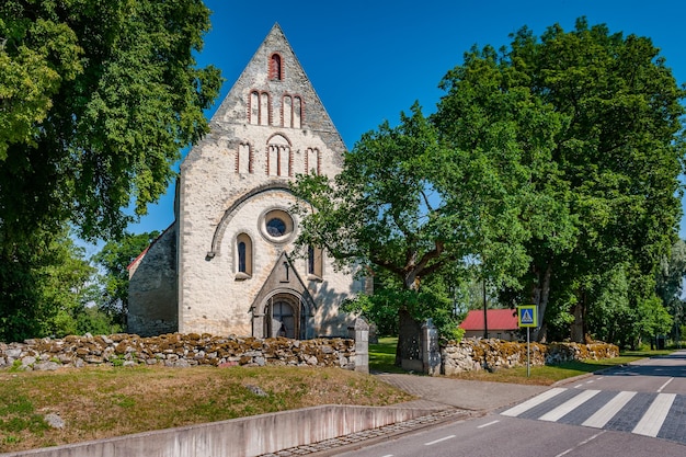 A Igreja de São Martinho em Valjala é a igreja mais antiga da Estônia Exemplo de batismo românico