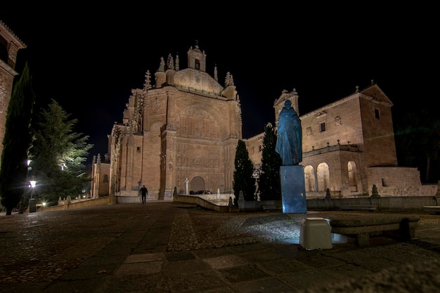 A igreja do século XVI de IglesiaConvento de San Esteban na cidade de Salamanca na região de CastillayLeon da Espanha central