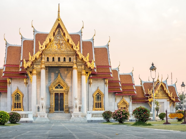 A igreja do templo de mármore Wat Benjamabophit Bangkok Tailândia sob o céu noturno