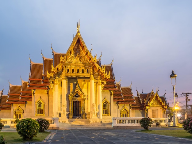 A igreja do templo de mármore Wat Benjamabophit Bangkok Tailândia sob o céu noturno