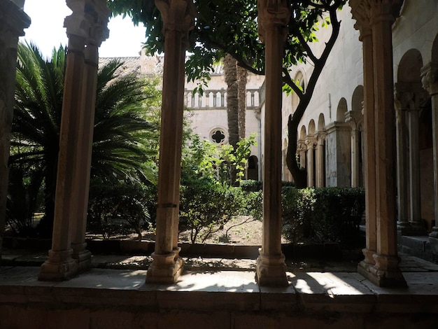 Foto a igreja e o mosteiro franciscanos em dubrovnik, croácia, cidade medieval