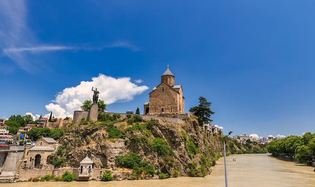 A igreja Metekhi St. Virgin em Tbilisi, Geórgia