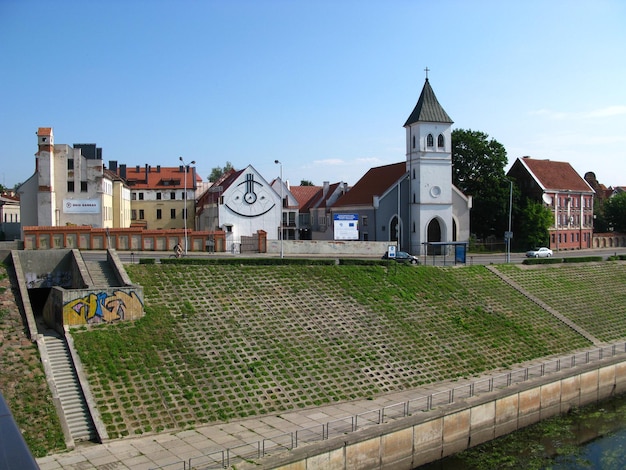 A igreja na cidade de kaunas lituânia