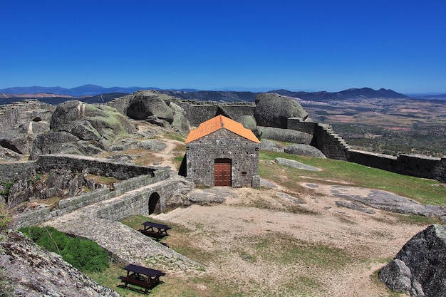 A igreja na vila de Monsanto em Portugal