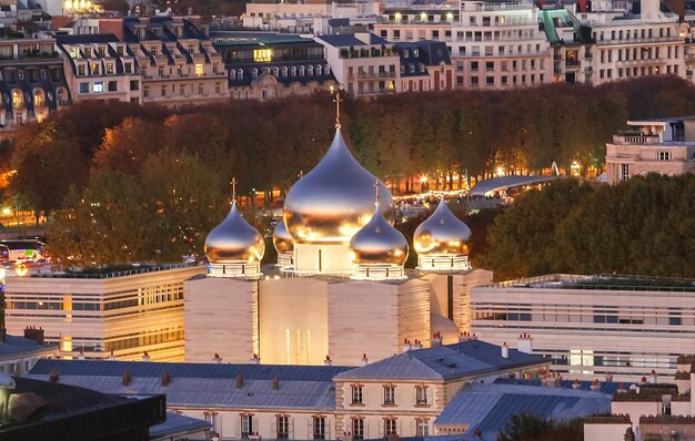 A igreja ortodoxa russa perto do Quai Branly e da Torre Eiffel em Paris França