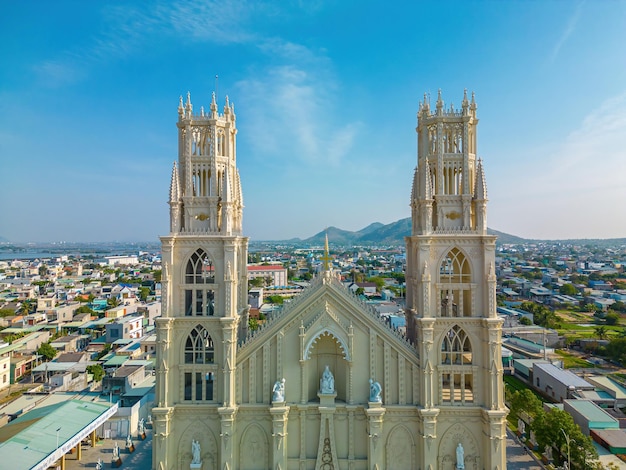 A Igreja Phuoc Hung, também conhecida como Paróquia Phuoc Hung, que atrai turistas para visitar espiritualmente nos fins de semana em Vung Tau, Vietnã A Igreja Phuoc Hung tem construção parecida com a França