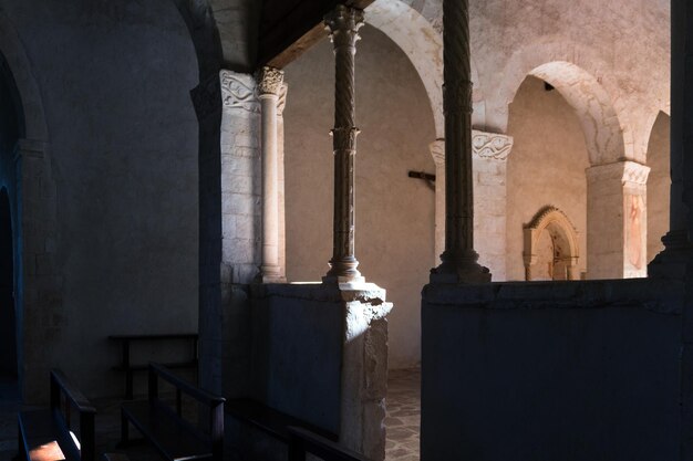 Foto a igreja românica de santa maria está localizada em um lugar solitário nas encostas do monte velino