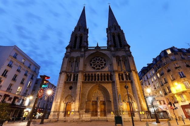 A Igreja SaintJeanBaptiste de Belleville construída entre 1854 e 1859 é uma das primeiras igrejas neogóticas de Paris