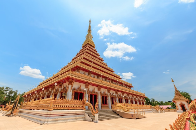 A igreja tem uma bela cor dourada no templo de Phra Mahathat ou Wat Nong Wang. Khon Kaen, Tailândia