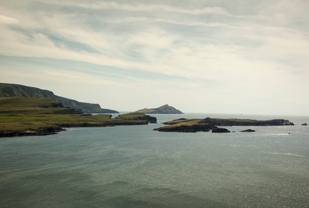 A Ilha de Valentia (em gaélico Dairbhre), a oeste da Irlanda. Península de Iveragh (Condado de Kerry). Ponte localizada em Portmagee. Ferry Knightstown
