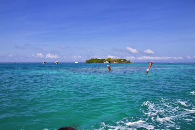 A ilha na reserva natural de Rosário no mar do Caribe perto de Cartagena, Colômbia