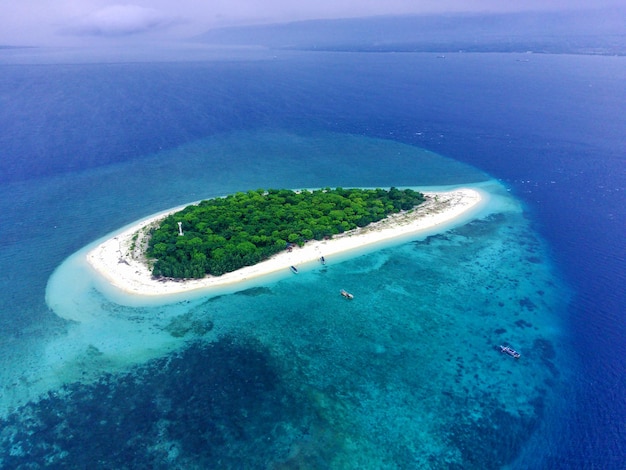 A Ilha Tabuhan nas belas águas cristalinas do Estreito de Bali