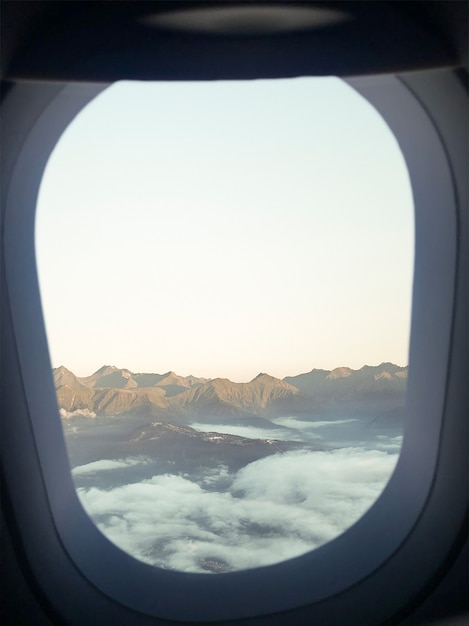 A im Flugzeug, Blick durch ein Fenster