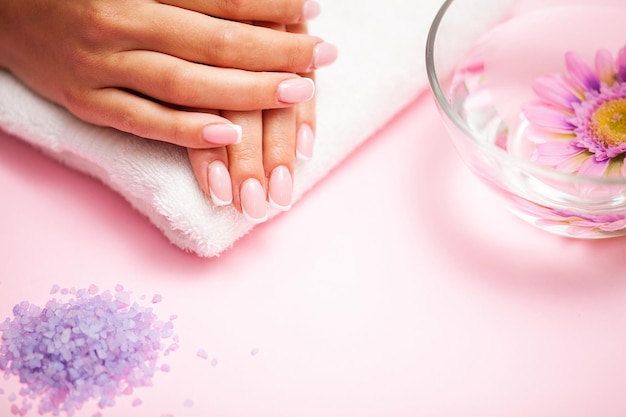 A imagem das mãos femininas com manicure perfeitamente feita