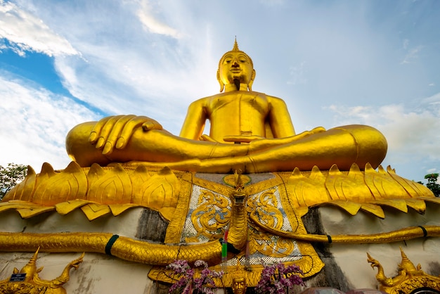 A imagem de Buda, Phra Thun Jai, está alojada em Big Shape dentro de Sankampang de Chiang Mai, também conhecida como a vista frontal da estátua do Templo do Buda