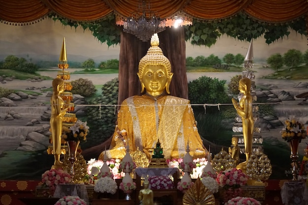 Foto a imagem dourada de buddha do princípio em um templo.