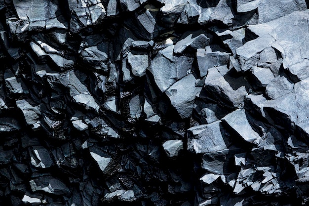 A imagem é um close-up de uma parede de rocha com um esquema de cores preto e cinza