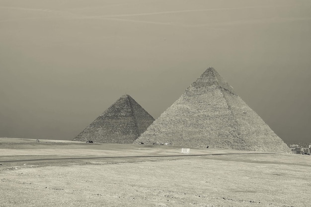 A imagem em preto e branco da Grande Pirâmide de Khufu e Khafe no Complexo da Pirâmide de Gizé, Egito