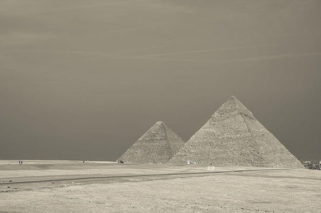 A imagem em preto e branco da Grande Pirâmide de Khufu e Khafe no Complexo da Pirâmide de Gizé, Egito