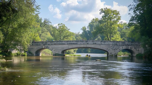 Foto a imagem mostra uma ponte de pedra com dois arcos sobre um rio a ponte é cercada por árvores e há duas pessoas em um caiaque no rio