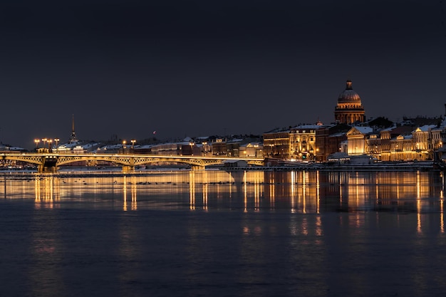 A imagem panorâmica da cidade de São Petersburgo à noite de inverno, com um reflexo pitoresco na água