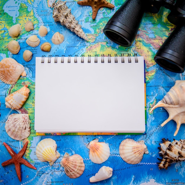 A imagem quadrada sobre o assunto de férias e viagens no mar